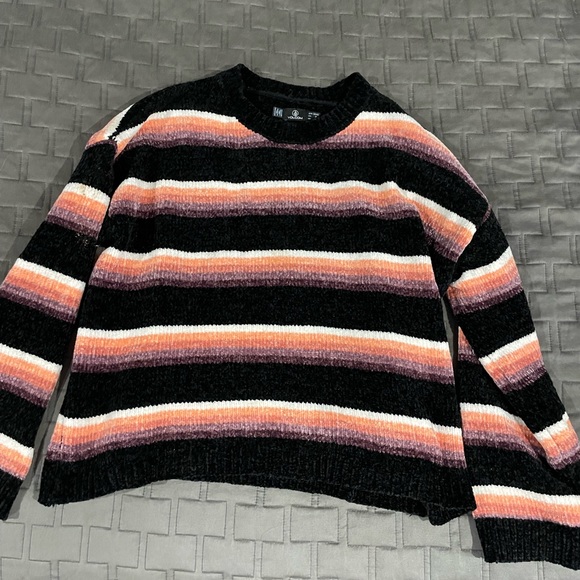 Volcom velvet pullover S (4-6) sweater black / pink / white - Picture 1 of 6